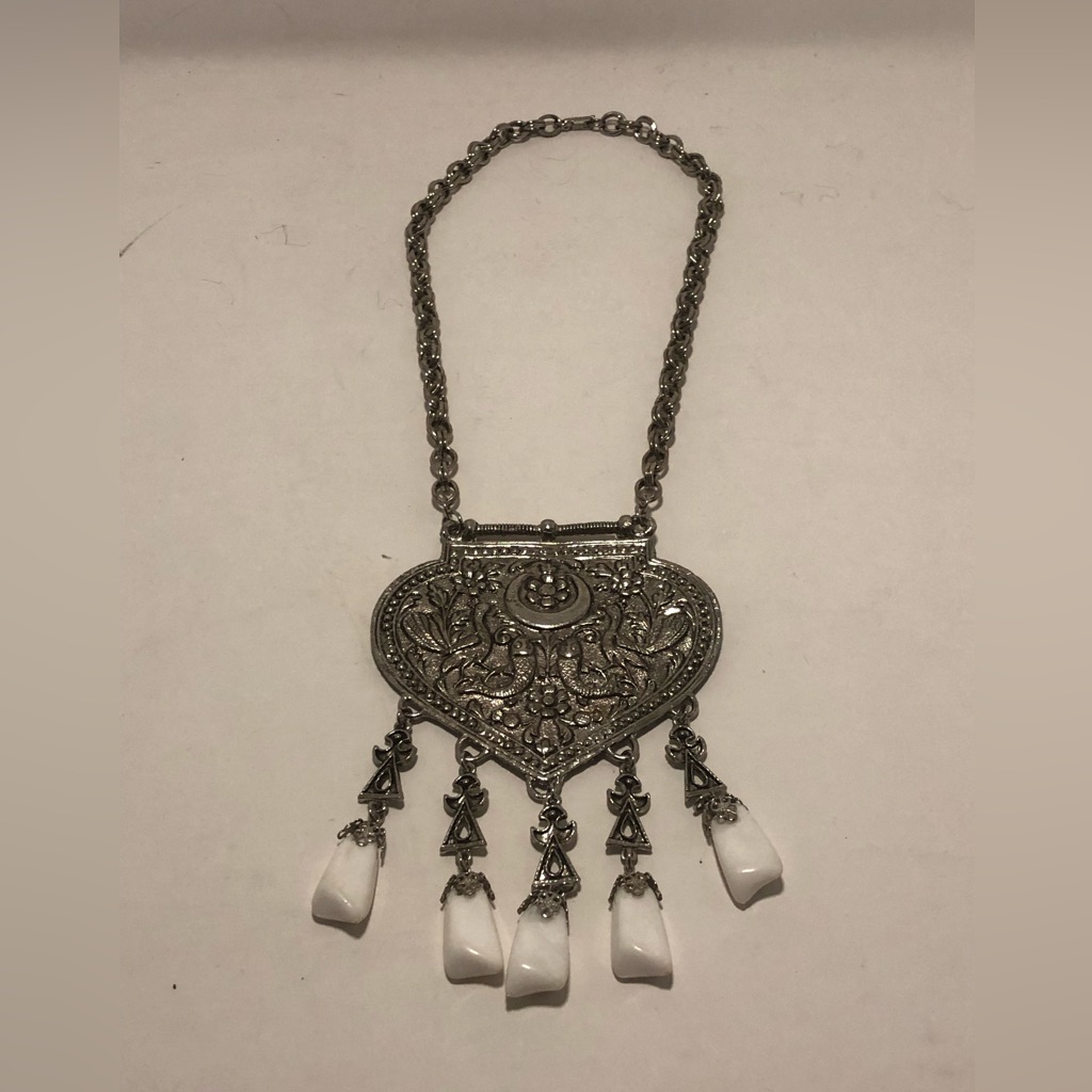 Elegant Castlecliff Silver Tone And White Statement Pendant Necklace 75$